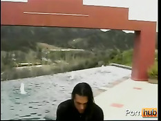 Соблазнительная девушка загорала обнажённой возле бассейна