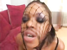 Marie Luv в красном корсете с торчащим из ануса фаллоимитатором