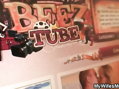 Молодой парень заставил очкастую тёщу сделать ему минет