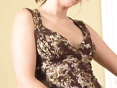 Зрелая блондинка позирует в разных сексуальных нарядах