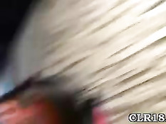 Студентка блондинка из колледжа в общаге сосёт парню член