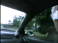 Маленькая блондинка сама полезла трахаться с водителем