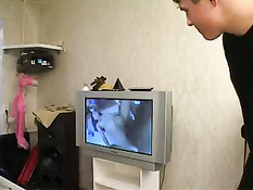 Зрелая женщина помогла подрочить отдыхающему парню