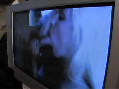 Зрелая женщина помогла подрочить отдыхающему парню