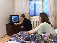 Зашёл в гости к другу и увидел в кровати его спящую мамочку