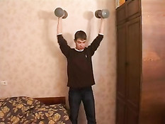 После тренировки тётя делает племянничку эротический массаж