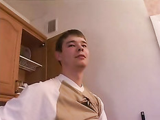 После тренировки тётя делает племянничку эротический массаж