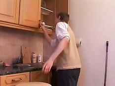 Тётушка застала племянника на кухне за распитием водки