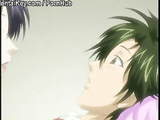 Зрелая женщина пристаёт к проходившему мимо дома парню