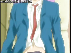 Зрелая женщина пристаёт к проходившему мимо дома парню