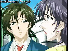 Зрелая женщина пристаёт к проходившему мимо дома парню