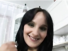 Беременную жену в розовом белье он выебал прямо на кухне