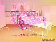 Медсестра нимфоманка Sandy на койке делает глубокий фистинг