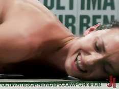 Победительница лесбийской битвы ебёт проигравшую страпоном