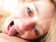 Две зрелые дамочки возбудились от просмотра эротического журнала