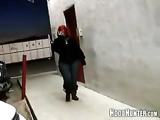 Полную мулатку с красными волосами поставили рачком и оттрахали