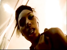 Задорная мулатка Белла Моретти бросилась сосать член парню