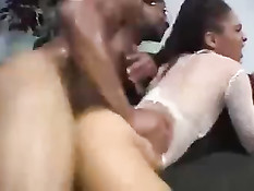 Мулатка в прозрачном платьице соблазняет своего чёрного парня