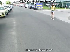 Мальчики снимают девку на стоянке для съёмок в порно фильме