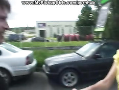 Мальчики снимают девку на стоянке для съёмок в порно фильме