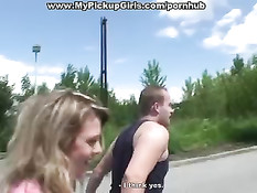 Девушка на роликовых коньках встретила на дороге двух мужчин