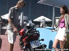 Девушка согласилась поехать с байкером, чтобы заняться сексом