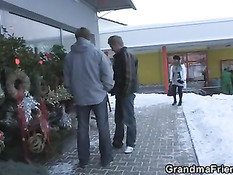 Два парня встретили на улице зрелую женщину и дома её отодрали