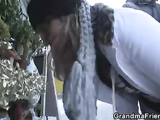 Два парня встретили на улице зрелую женщину и дома её отодрали