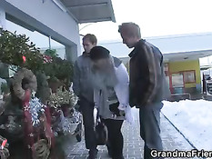 Два парня встретили на улице зрелую женщину и дома её отодрали