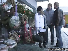 Два парня встретили на улице зрелую женщину и дома её отодрали