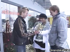 Два парня встретили на улице зрелую женщину и дома её отодрали