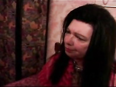 Зрелые лесбиянки расположились на кровати для взаимных ласк