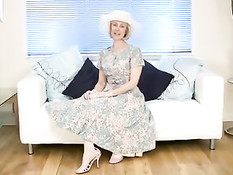 Сексуально озабоченная дамочка суёт в пизду длинный огурец