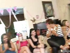 Молоденькие девушки на пати учатся сосать член лысому негру