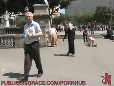 Ребята трахают в публичных местах испанскую девушку на поводке