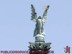 Ребята трахают в публичных местах испанскую девушку на поводке