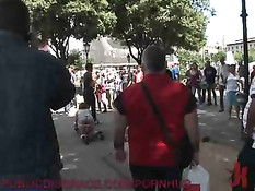 Ребята трахают в публичных местах испанскую девушку на поводке