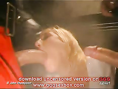 Блондинка с глубокой глоткой делает солдатам минет и лижет яйца