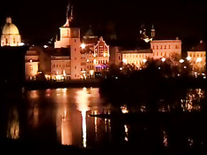 Брюнетка любит обнажаться в общественных местах и групповуху