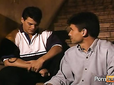 Немного выпив за столом ребята приступили к дружескому минету