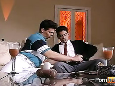 Немного выпив за столом ребята приступили к дружескому минету