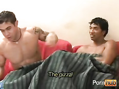 Трое бразильских парней собрались дома для группового секса