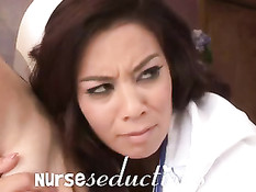 Медсестра Ryder Skye отвела больного на кровать и оттрахала