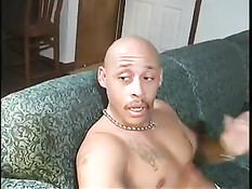 Вылизав девушке киску парень поставил её раком на диване