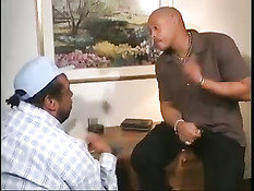 Вылизав девушке киску парень поставил её раком на диване