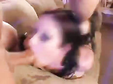 Анальный секс втроём с молодой брюнеткой в чёрной фуражке