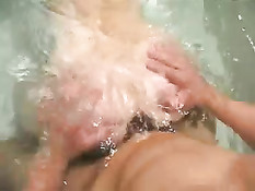 Женщина пристаёт к принимавшему душ парню и тащит его в бассейн