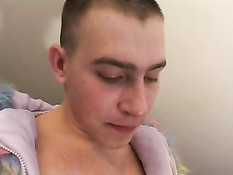 Женщина приютила у себя дома сидевшего в коридоре голого парня