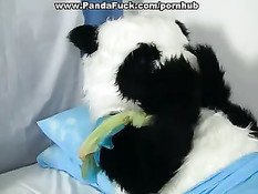 Грязный и развратный секс молодой девушки и больной панды