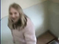 18-летняя немка делает минет и трахается с парнем в зимнем лесу